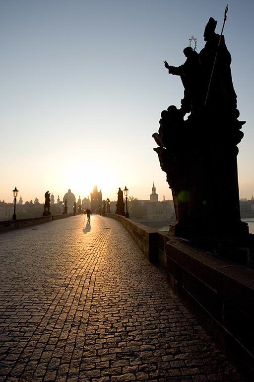 Sunrise at the famous Charles bridge in Prague, Czech Republic